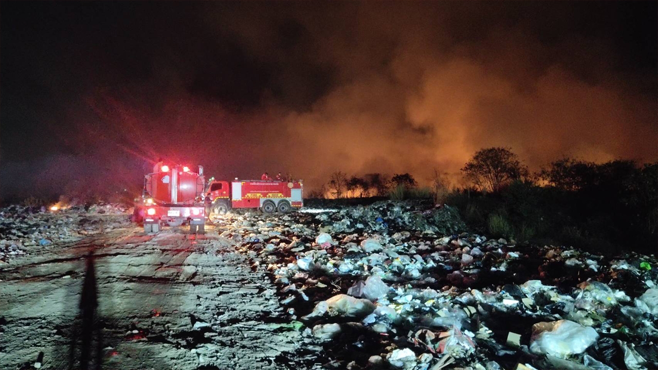 ไฟยังปะทุบ่อขยะหนองยายบู่ จนท.เร่งฉีดน้ำเลี้ยง เตือนควันไฟกระทบชุมชน