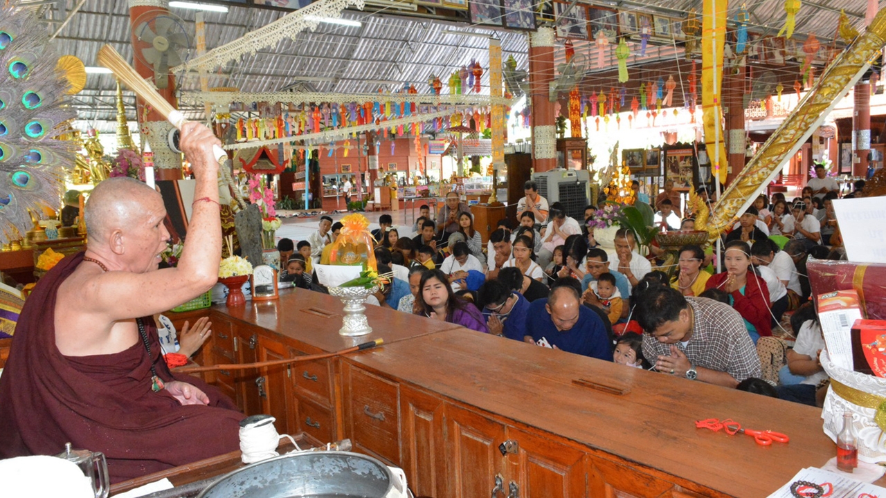 ชาวไทยและต่างชาติ เข้ากราบครูบาน้อย วัดศรีดอนมูลขอพรปีใหม่ เสริมสิริมงคล