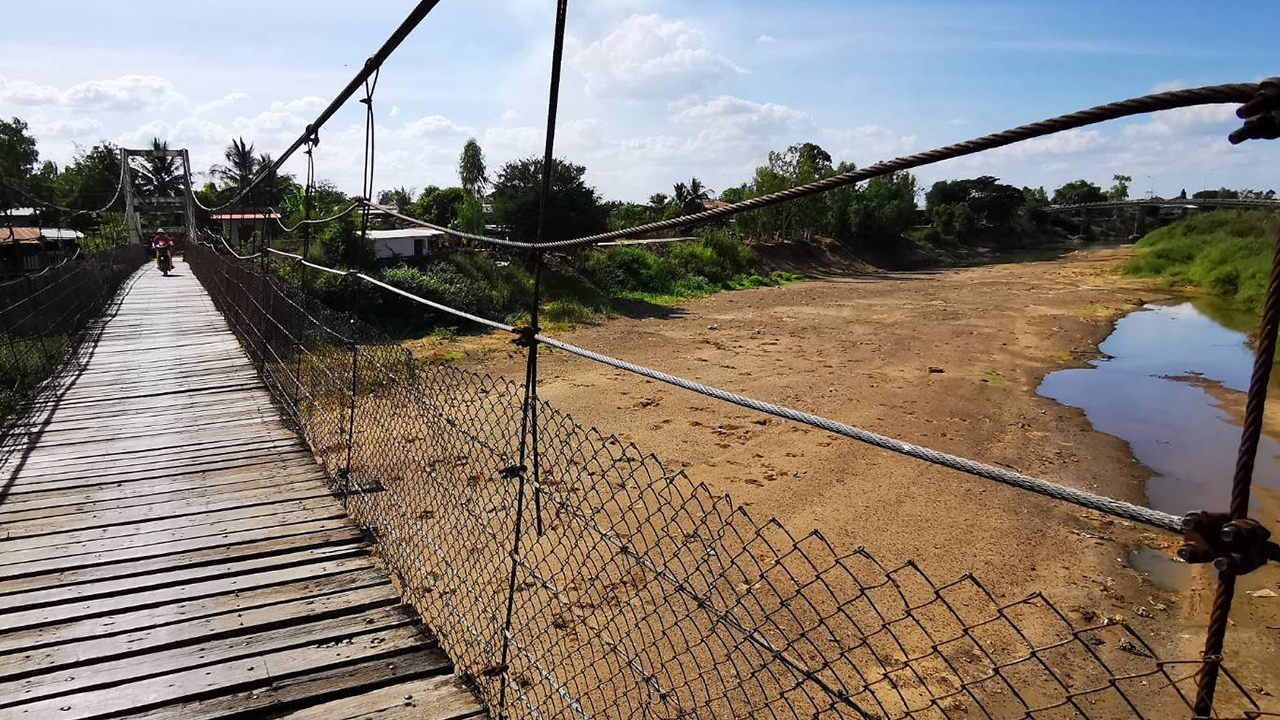 แม่น้ำยมวิกฤติหนัก แห้งขอดจนเห็นพื้นทราย ชาวบ้านอพยพหางานทำในกทม.