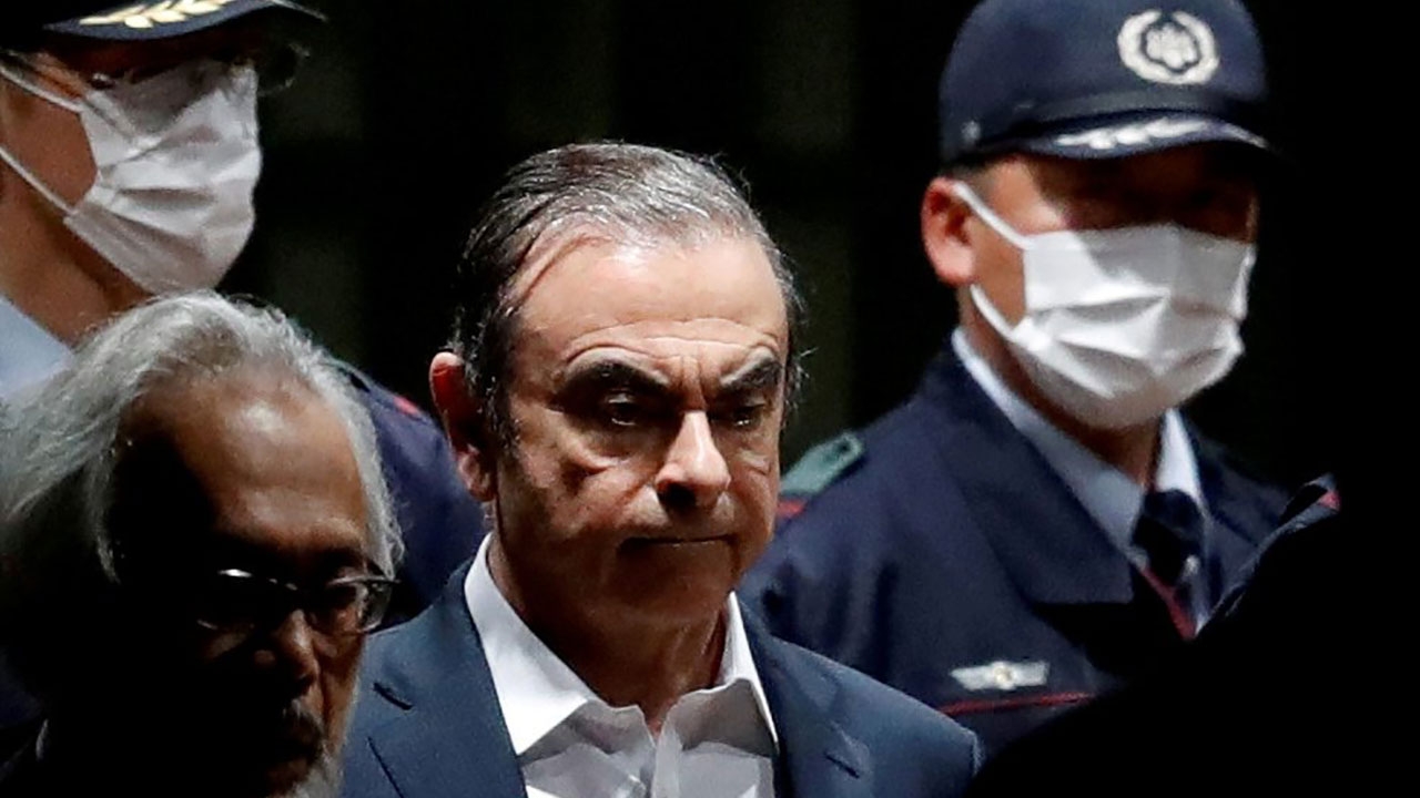 กอส์นออกจากบ้านเอง ระหว่างรอพิจารณาคดีคอร์รัปชัน