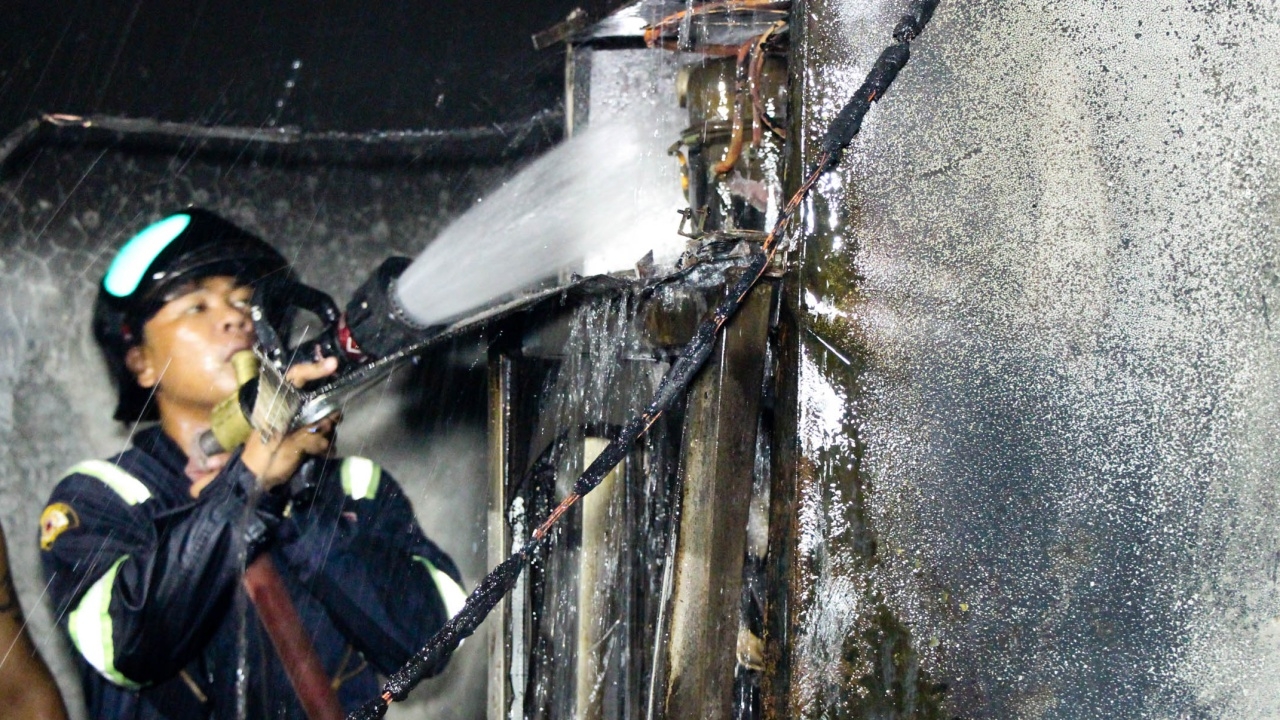 ผลการฝึกดับไฟ หนุ่มโตโยต้า ช่วยดับเพลิงไหม้ร้านกาแฟ สกัดก่อนวอดทั้งหลัง