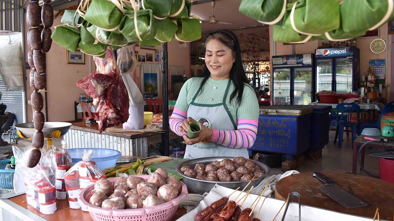 แม่ค้าของฝากกาฬสินธุ์ เผยหม่ำวัว ส้มเนื้อ ปีใหม่ขายดีวันเดียวกว่าพันห่อ