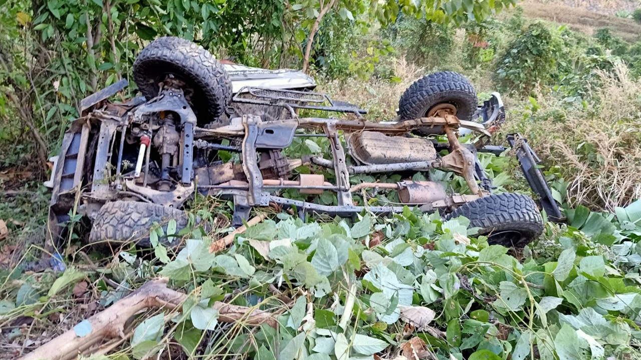 กระบะออฟโรดขับตาม GPS ตกเหวลึก สาหัส 4 รถพังยับเป็นเศษเหล็ก