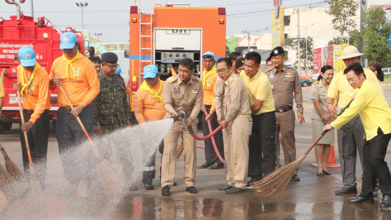 กำแพงเพชร ระดมรถน้ำฉีดพ่นล้างถนน ลดฝุ่นละออง PM 2.5 หลังค่าสูงเกินมาตรฐาน