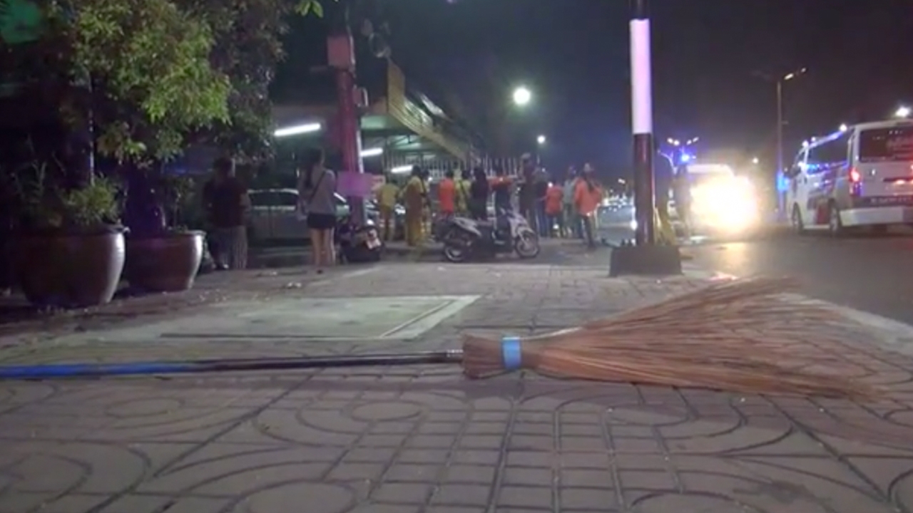 กวาดถนนตี3 ถูกรถชนดับ เก๋งคู่กรณีอ้างมันเร็วมาก บึ่งหนีไปไกล1กิโล 