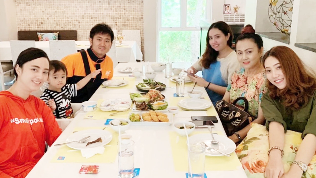 ภาพน่ายินดี กุญแจซอล อุ้มลูกไปทานข้าวกับคุณยาย หลังไม่คุยกัน 2 ปี 