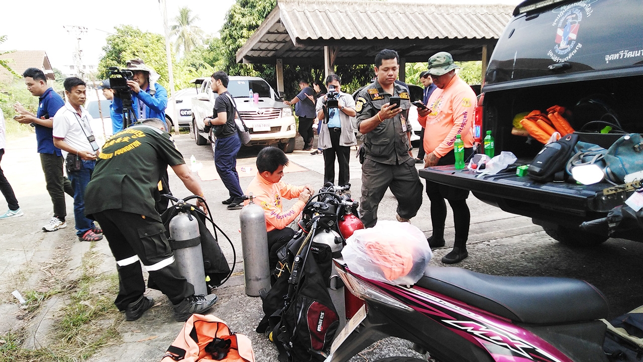 กู้ภัยดำน้ำหาศพในบ่อบ้าน "ไอซ์หีบเหล็ก" เสียวเจอปลาปิศาจดุว่ายไล่งับ