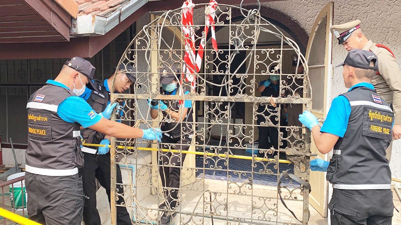 จนท.พบประตูเหล็กที่เจอก้นบ่อ พอดีกับวงกบประตูทางเข้าบ้าน "ไอซ์หีบเหล็ก"