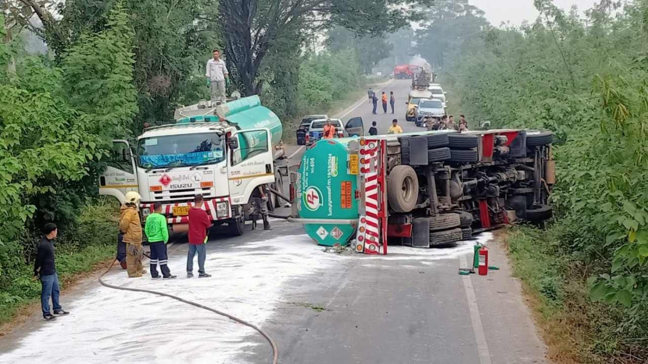 ระทึก คนขับหลับใน รถบรรทุกน้ำมัน 1.9 หมื่นลิตร พลิกคว่ำขวางถนน