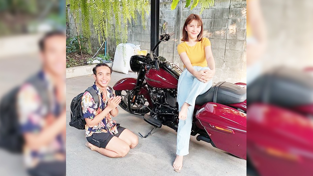 น้ำตาซึม ก้อง ห้วยไร่ โดนภรรยาเซอร์ไพรส์ให้รถหรู หลังครบรอบแต่งงาน 3 ปี 