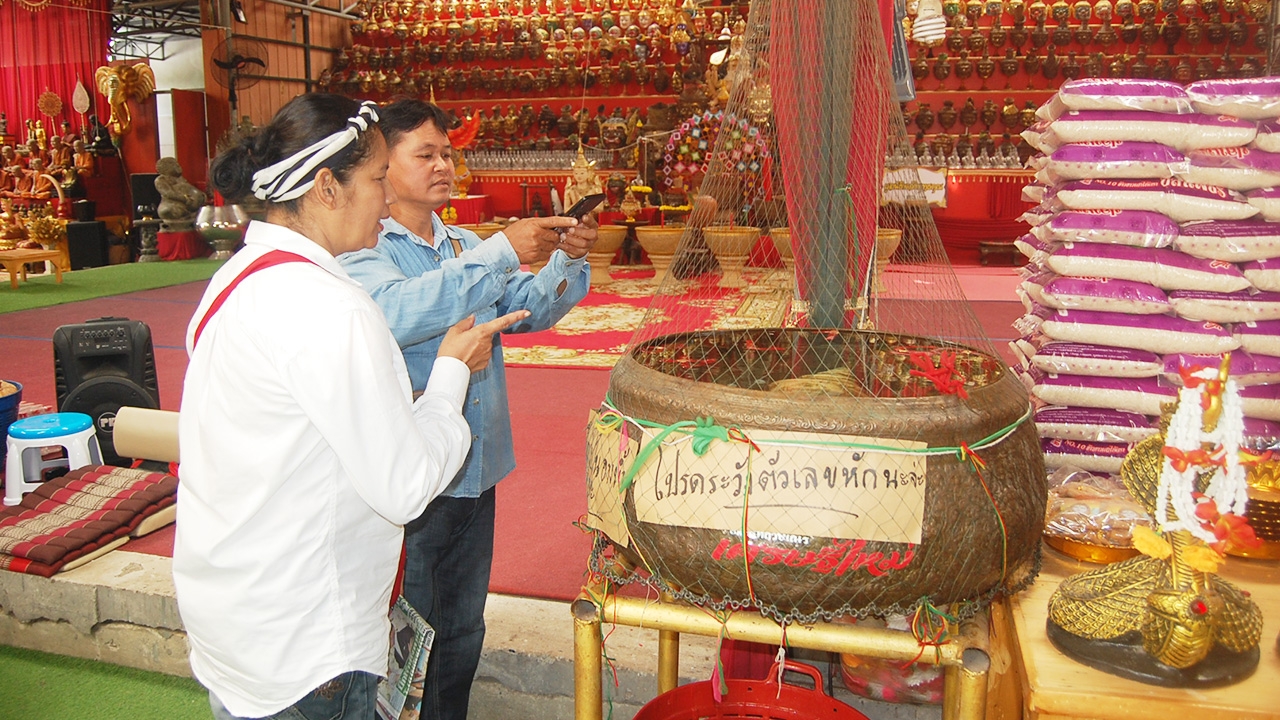 นักเสี่ยงโชค รุมส่อง "เลขเด็ด" อ่างน้ำมนต์ ฤาษีเณร ก่อนวันหวยออก