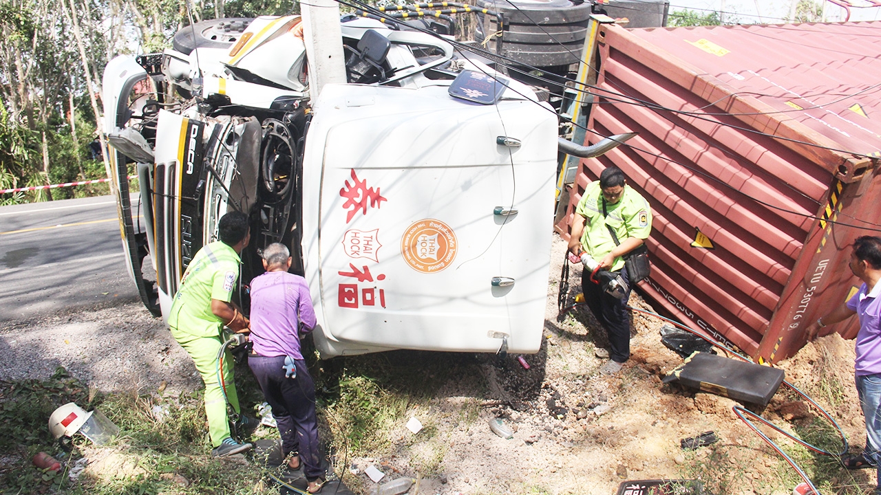 18 ล้อหลุดโค้งชนเสาไฟฟ้าหัก 2 ต้น โชเฟอร์ถูกอัดก๊อบปี้ดับคาที่