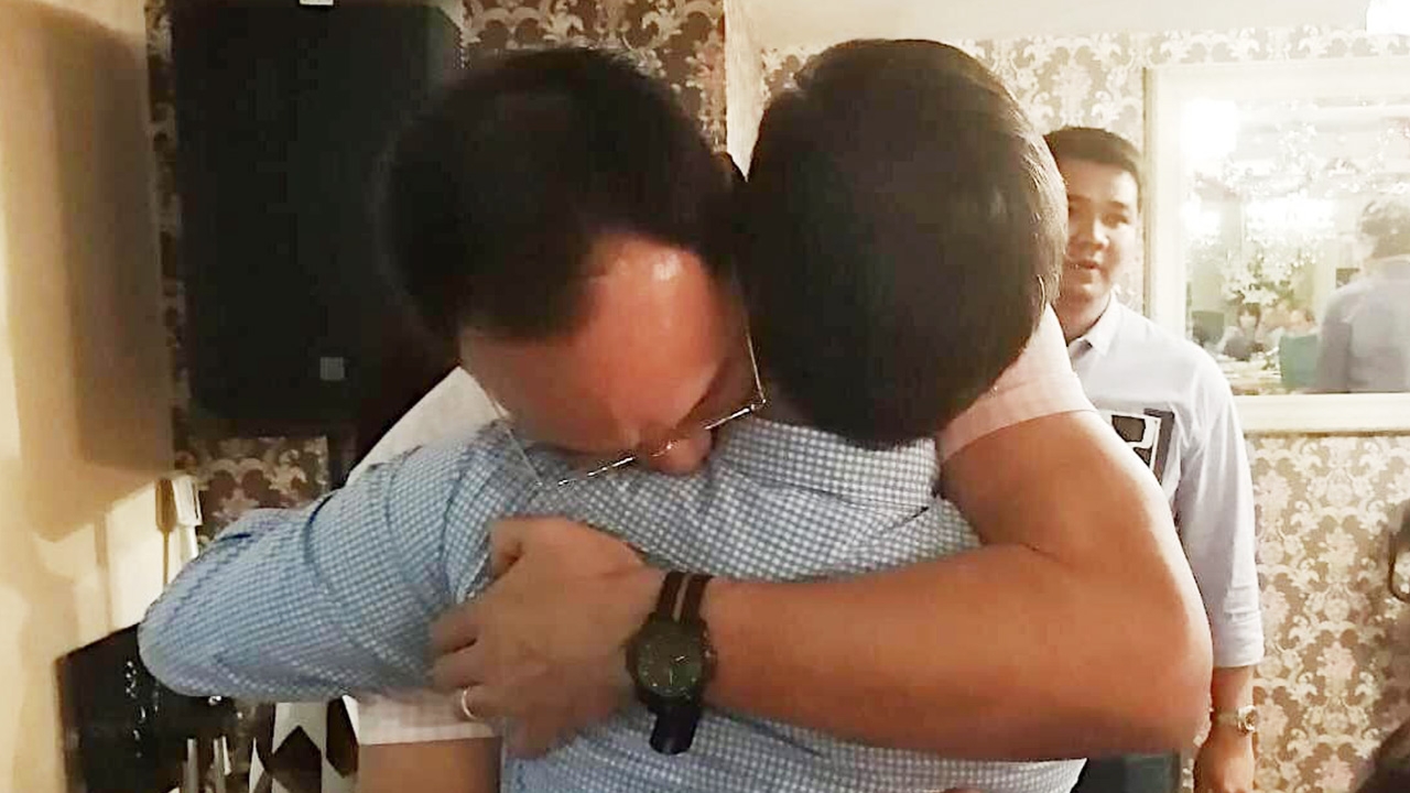 “อภิสิทธิ์” กอดให้กำลังใจ “กรณ์” พร้อมอวยพรให้ประสบความสำเร็จบนเส้นทางใหม่