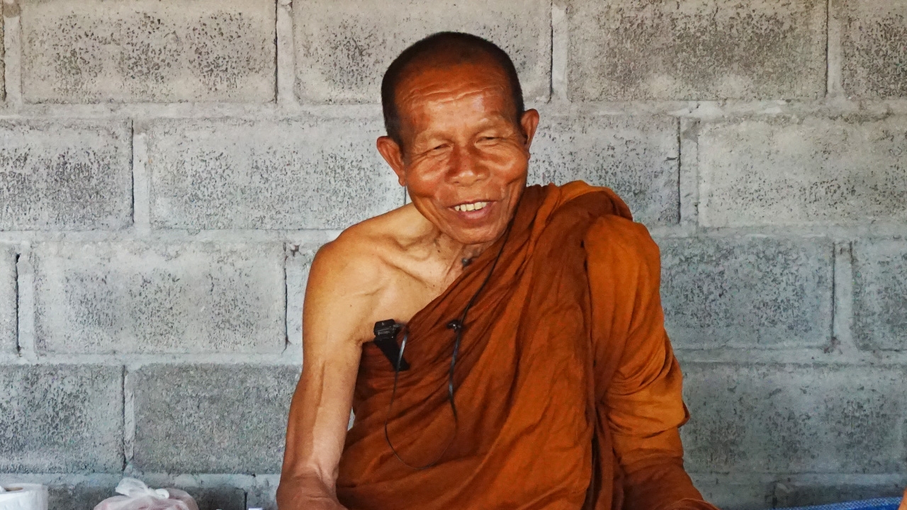ศรัทธา "หลวงตาชื่น" อดีตทหารผ่านศึก ละทางโลกธุดงค์เท้าเปล่า ไม่รับปัจจัย
