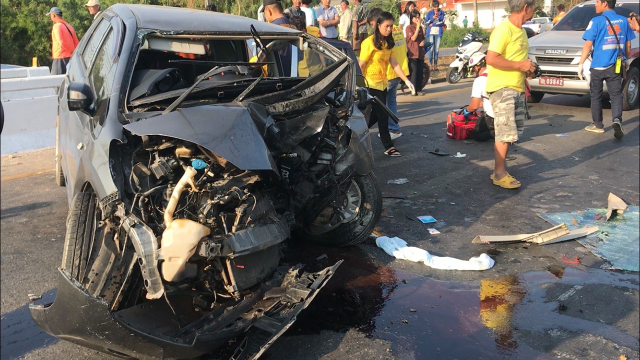 สาวขับเก๋งพุ่งชนสะพาน ลูกวัย 1 ขวบ กระเด็นออกนอกรถ เจ็บสาหัส