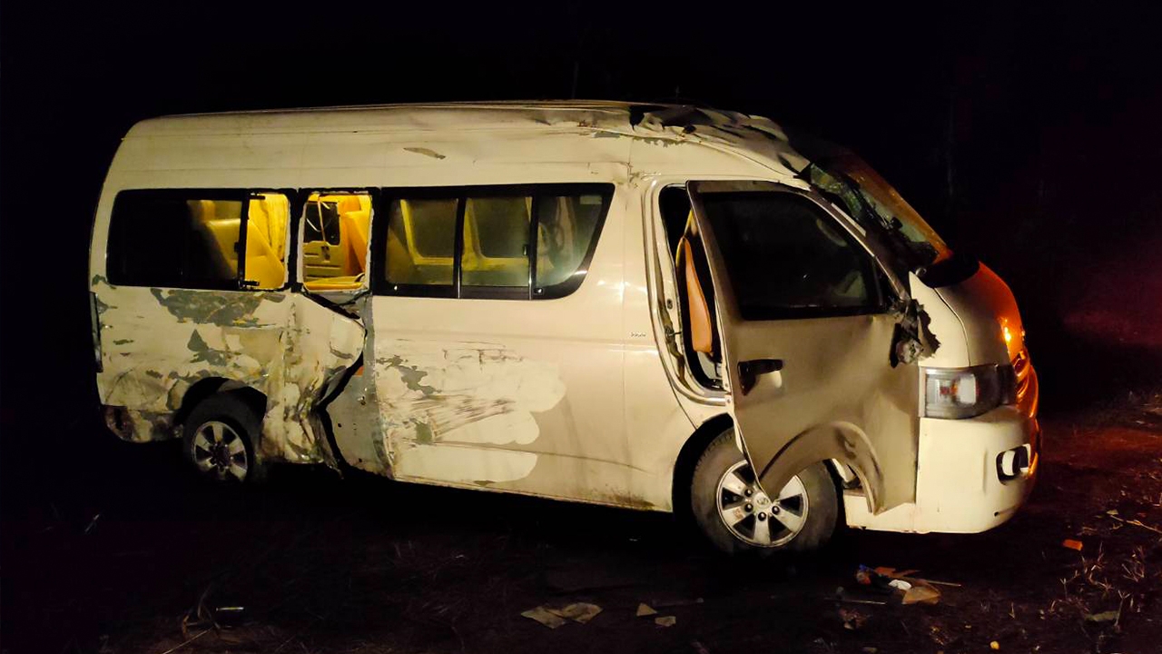 กระบะกลับจากดูหมอลำข้ามเลนชนรถตู้โดยสารที่กาฬสินธุ์ เจ็บ 8 สาหัส 1