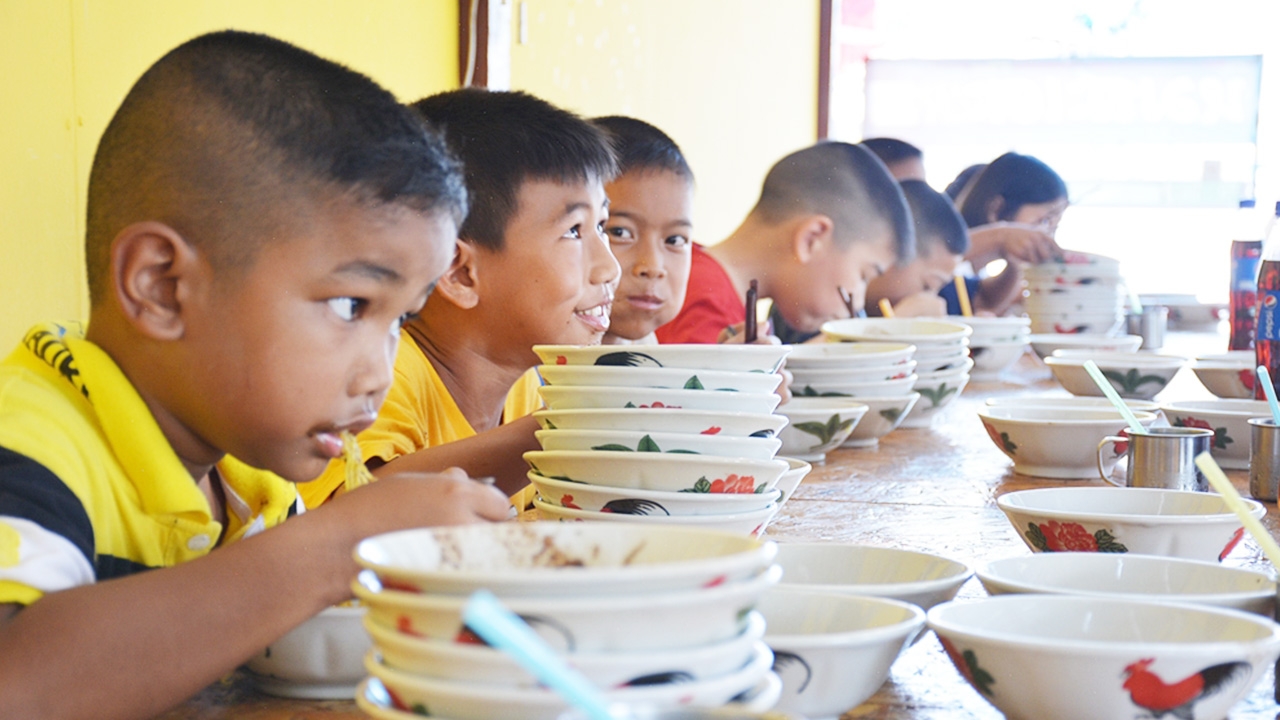 หนุ่มเมืองจันท์ ขายก๋วยเตี๋ยวเรือชามละ 9 บาท แม้เศรษฐกิจฟุบอยู่ได้กำไรมี