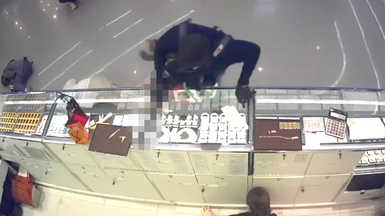 ชาวลพบุรี ร่วมลงขันเงินรางวัลนำจับ "โจรปล้นร้านทอง" ทะลุ 4 แสนบาท