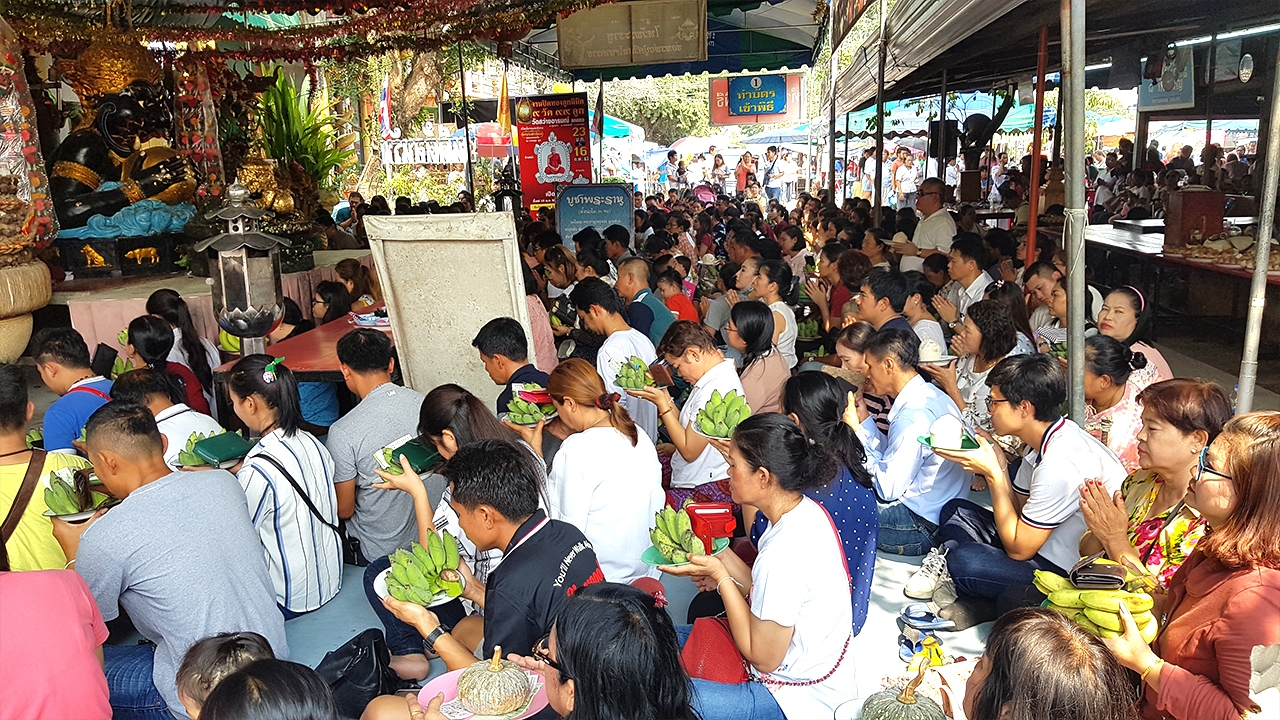 แห่ขอพร "พ่อปู่ศรีสุทโธ" แน่นวัดสว่างฯ แอบยิ้มได้ "เลขเด็ด" ลุ้นโชค