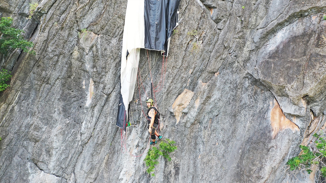 กู้ภัยพัทลุงเร่งช่วยฝรั่งออสเตรีย ร่มติดหน้าผาเขาอกทะลุลงมาไม่ได้