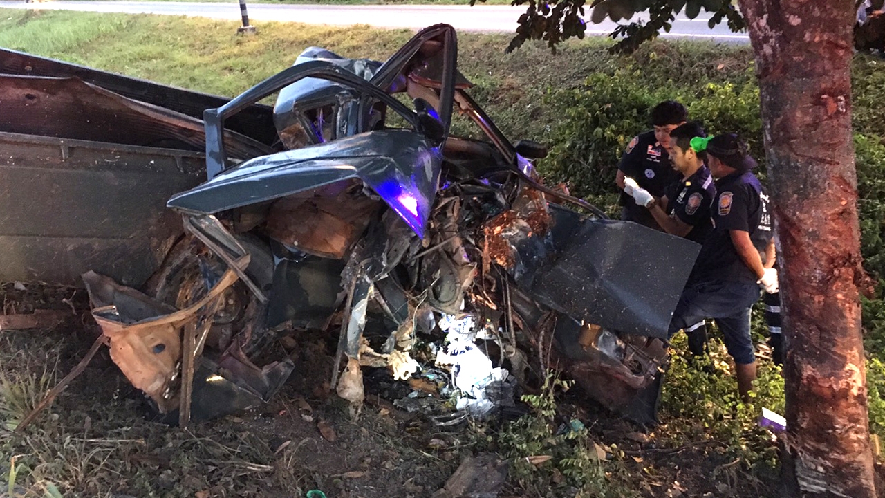 กระบะเสียหลัก พุ่งเสยต้นไม้เกาะกลางถนน คนขับดับคาซาก คาดหลับใน