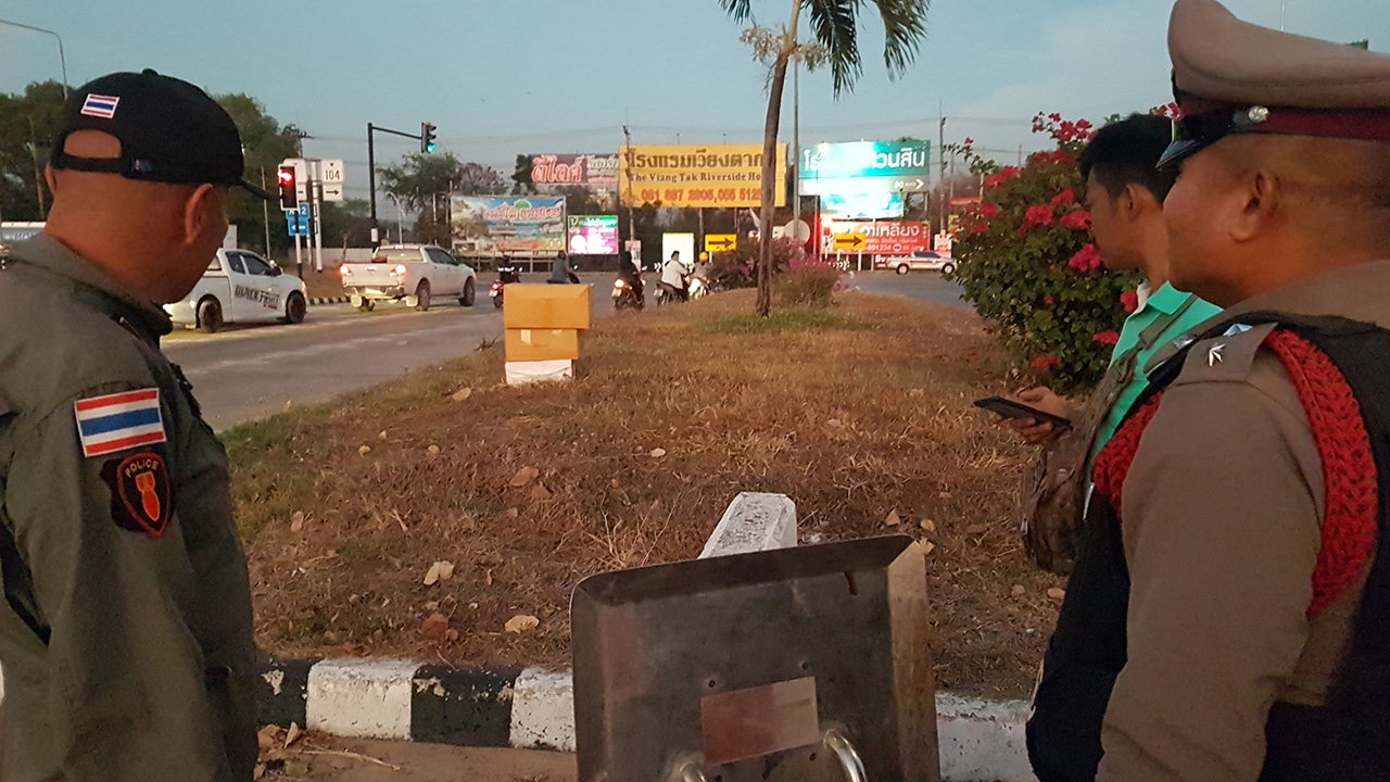 อีโอดีกู้ระทึก กล่องปริศนาโผล่กลางถนนเมืองตาก ที่แท้กล่องเสื้อ