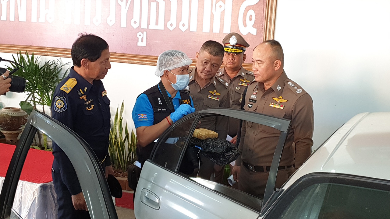 ตร.ภาค 5 จับหนุ่มแสบพาลูก 2 คนนั่งเก๋งจะไปเที่ยววันเด็กแต่ขนยาบ้า 2แสนเม็ด