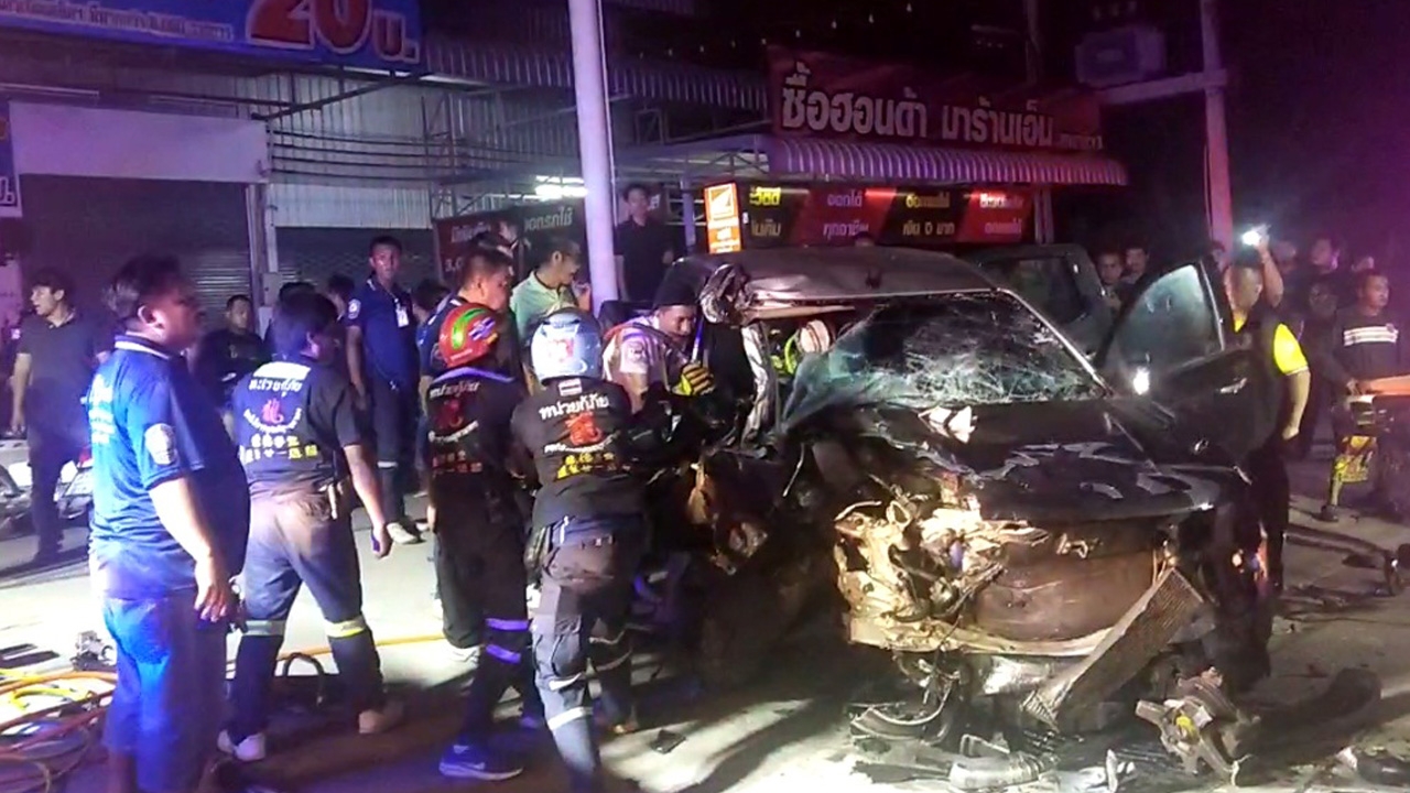 สลด กระบะ 2 คันประสานงา ชนสนั่นกลางถนน ตาย 1 เจ็บสาหัส 4