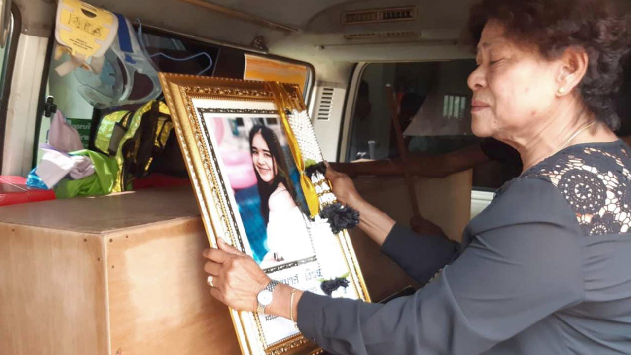 ยังไม่เผาศพ "น้องใบตอง" ถูกลูกหลง แทงเข้าหัวใจในงานปีใหม่ภูเก็ต 