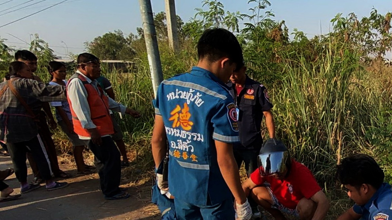 ตายยกคัน 3 ศพ หนุ่มพม่าควบจยย.ซ้อนสาม พุ่งชนเสาไฟฟ้าริมถนน