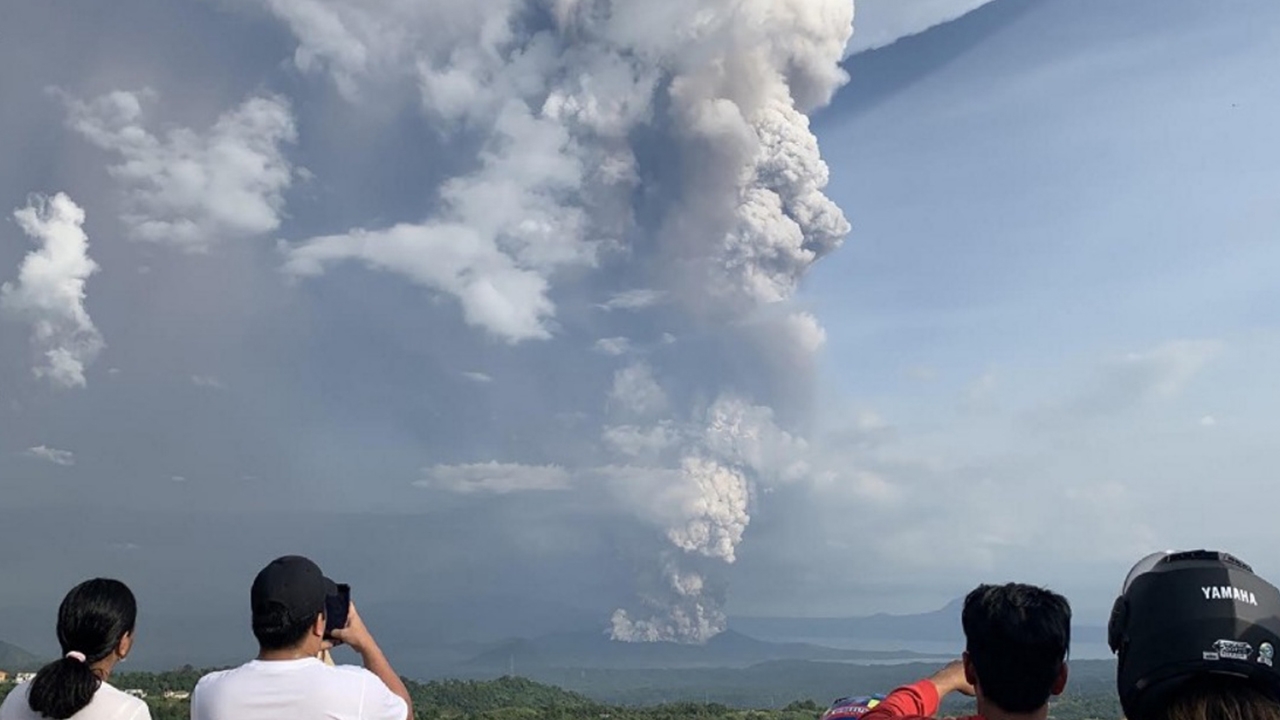 ระทึก คำรามกึกก้อง ภูเขาไฟตาอัลในฟิลิปปินส์ พ่นเถ้าถ่านสูงเป็นกิโล 