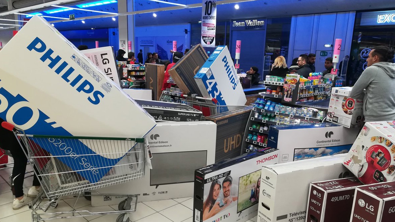 ห้างฯ ฝรั่งเศสป่วนหนัก คนแห่ซื้อทีวี หลังแปะราคาผิดจากหมื่นเหลือพันบาท