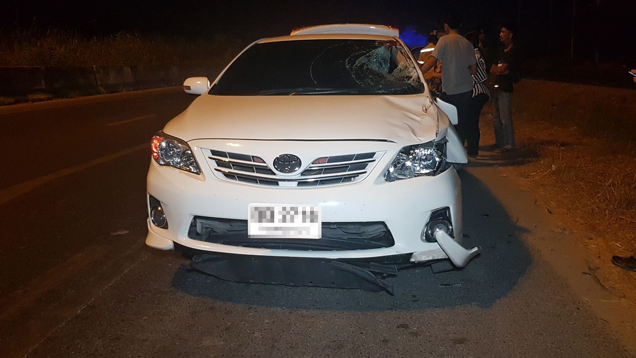 เก๋งชนหนุ่มกัมพูชาข้ามถนนที่บางบัวทอง ก่อนรถบรรทุกทับซ้ำจนตายแล้วขับหนี