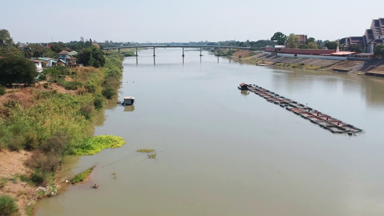 กระชังเลี้ยงปลาอ่างทองเจอน้ำแล้ง ต้องถอยแพออกไป ไว้กลางเจ้าพระยา