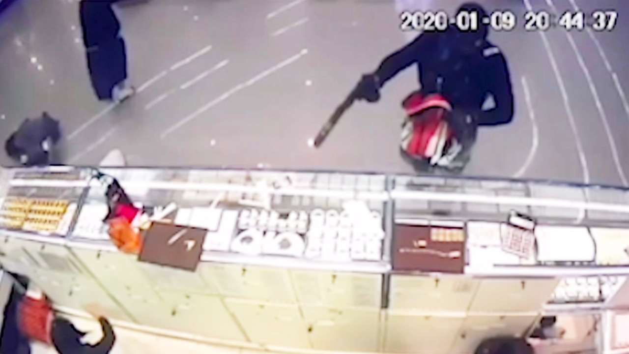 สื่อนอกตีข่าว โจรเหี้ยมกราดยิง บุกปล้นร้านทองในไทย ดับ 3 รวมด.ช. 2 ขวบ