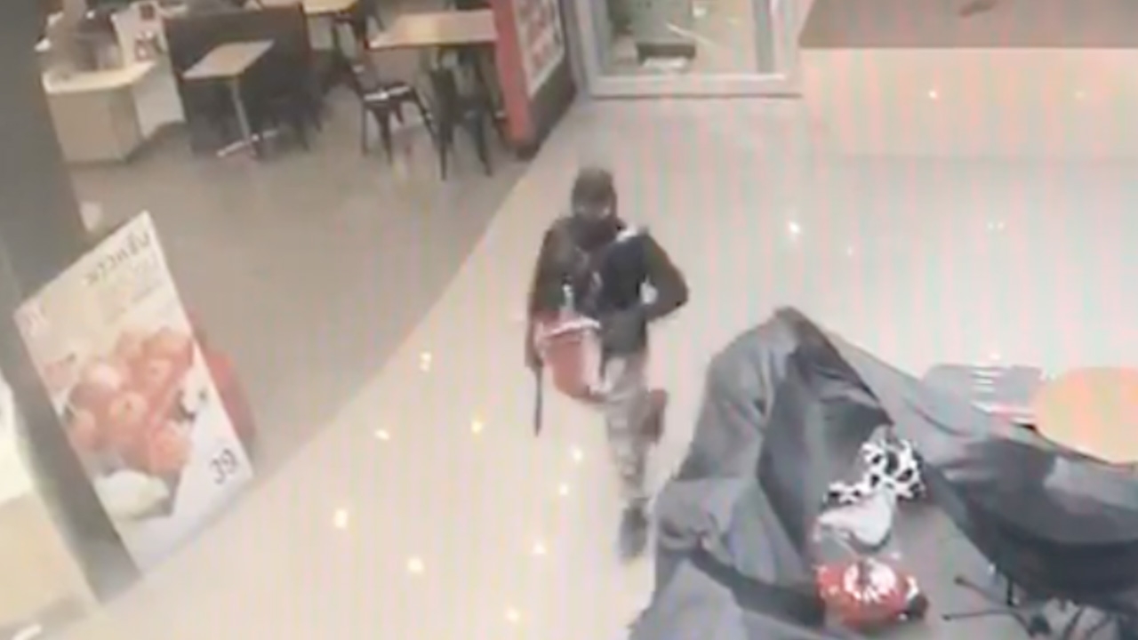 คลิปอีกมุม ปล้นร้านทองลพบุรี โชว์ปืนตั้งแต่เข้าห้าง รปภ.หลบไม่พ้น โดนยิง