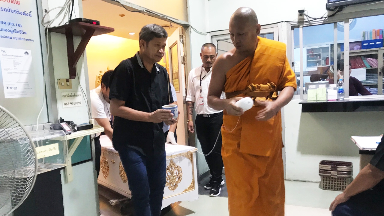 พ่อแม่ญาติสุดเศร้าเข้ารับ 3 ศพ เหยื่อโจรโหดยิงกราดชิงทองลพบุรี