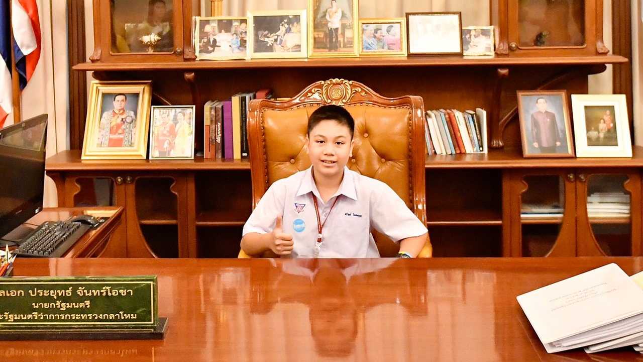 "น้องอั่งเปา" ดีใจนั่งเก้าอี้นายกฯ คนแรก ให้กำลังใจ "ลุงตู่" สู้ๆ นะ