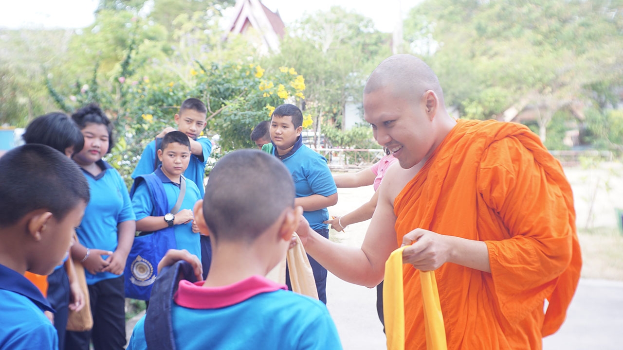 ย่ามไหมโยม หลวงพี่วัดดังเมืองตรัง แจกไม่อั้น หลังเด็กชอบ ผู้ใหญ่ใช้ดี