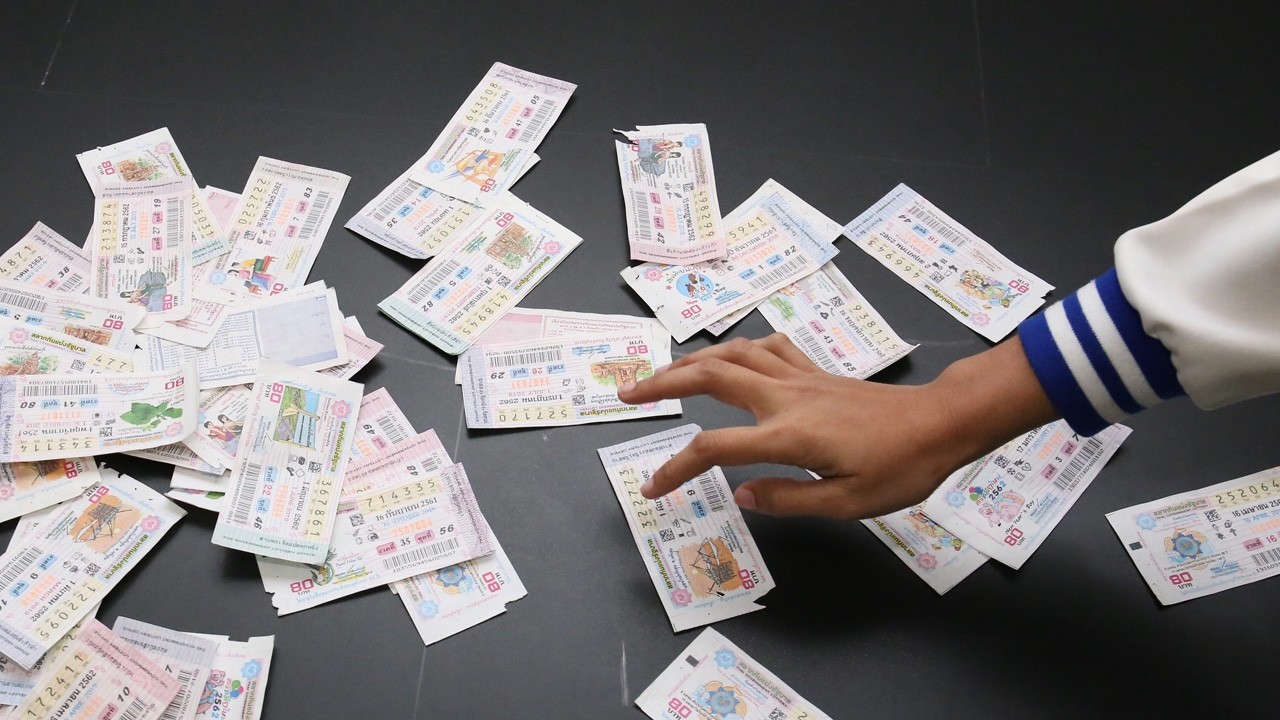 คอหวยสวรรคโลกมองหา "เลขเด็ด" แห่ซื้อ 16 วันครู 17 วันพ่อขุนรามฯ