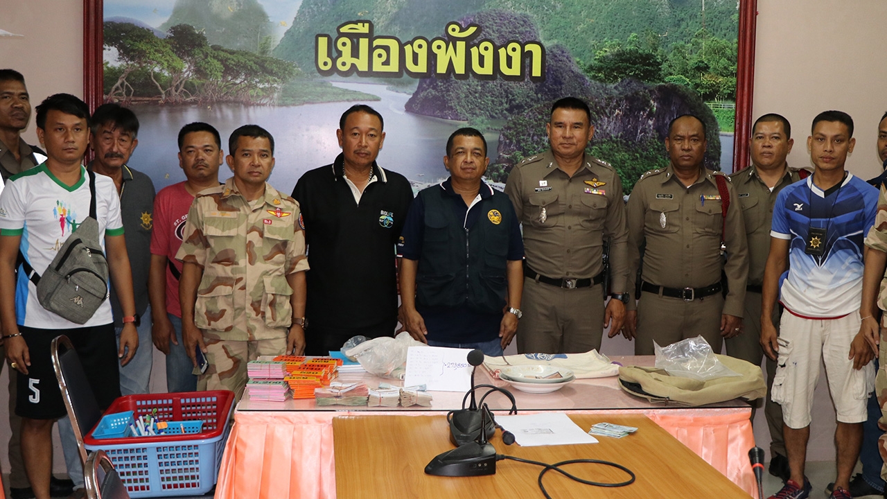 วงแตก ทลายบ่อนเขาทอย รวบ 13 ผีพนัน ยึดเงินเกือบ 3 ส.อ้างเปิดแค่ 4 ชม.