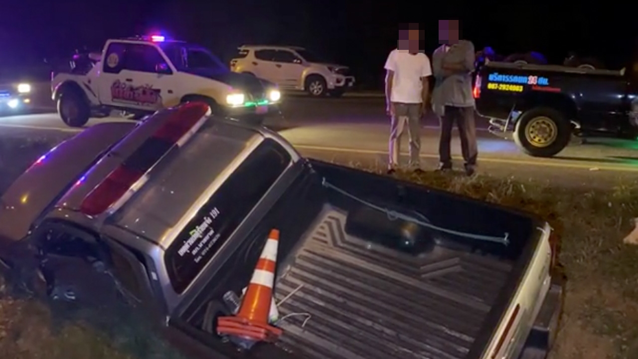 รถสายตรวจเลี้ยวตัดหน้ากะทันหัน กระบะชนยับ 2ตำรวจครึ่งท่อน คล้ายคนเมา