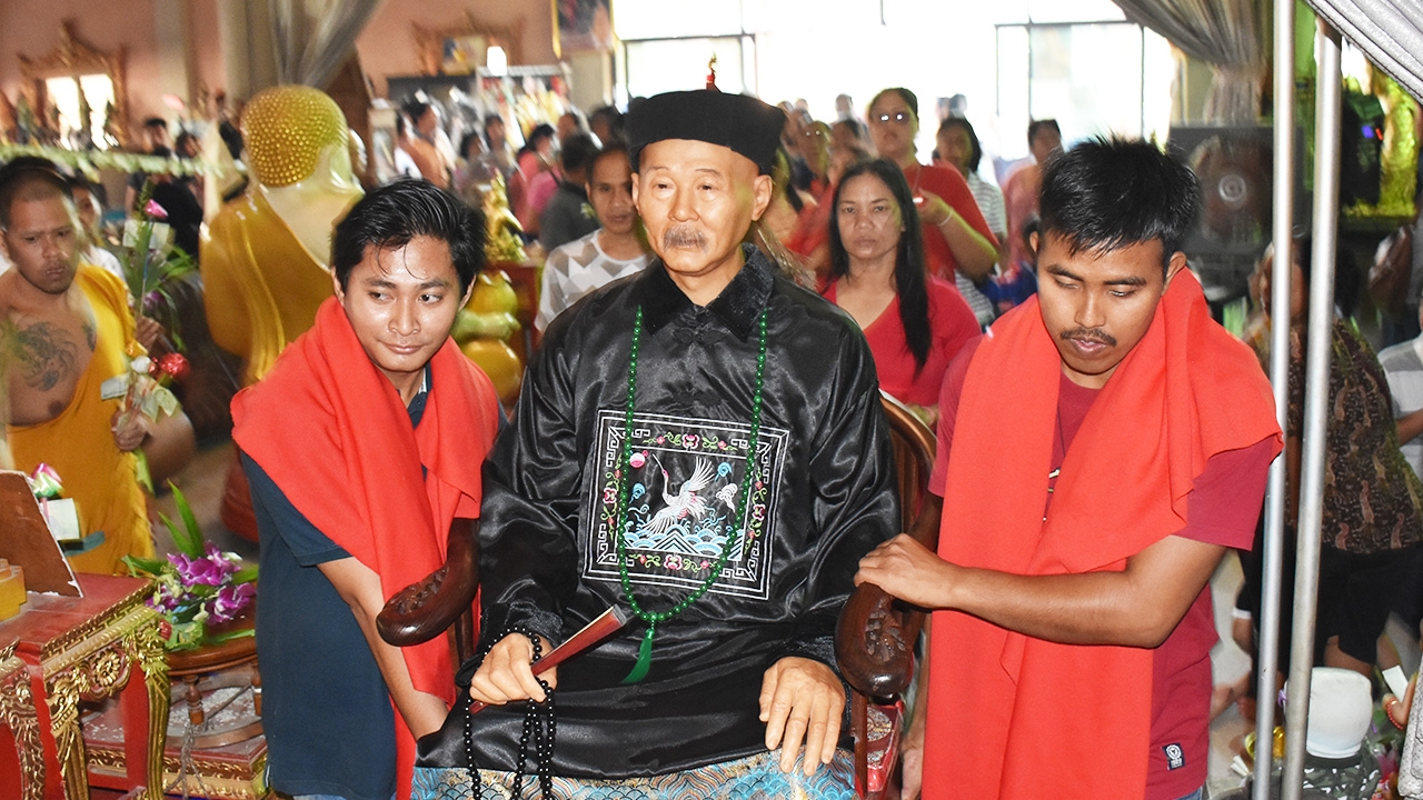เชิญหุ่นปั้น "ยี่กอฮง" เทพแห่งโชคลาภความร่ำรวย ไปวัดสว่างฯ คอหวยมียิ้ม