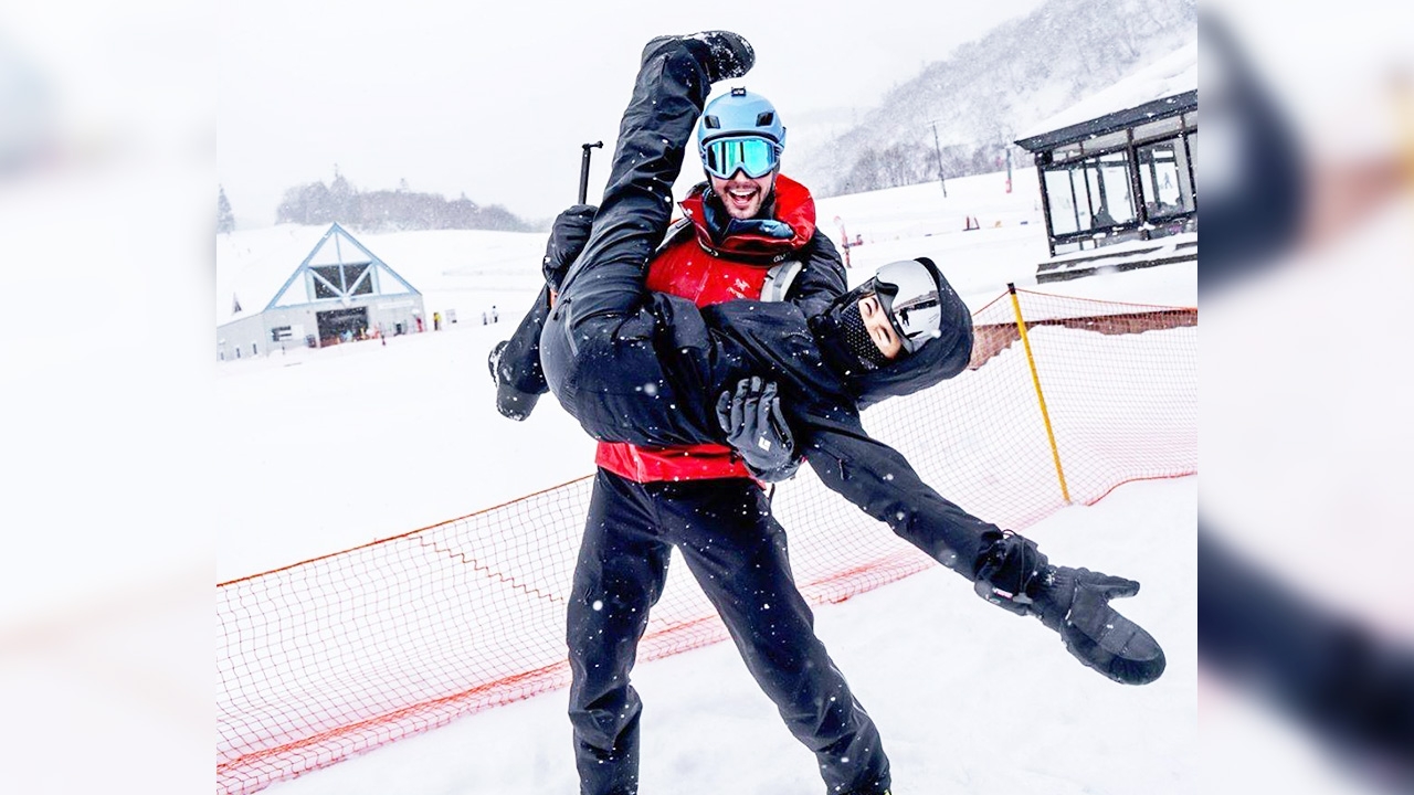 เผยความหวาน พลอย เฌอมาลย์ ถูกแฟนอุ้มลงจากเขาหลังเล่นสกีแล้วปวดขา (คลิป)