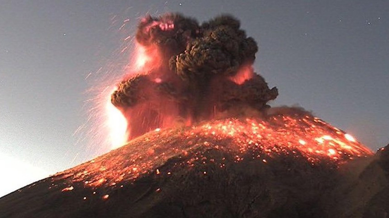 ภูเขาไฟในเม็กซิโกปะทุ ทางการเตือนภัยระดับ 2 ดาวเทียมจับภาพได้ (คลิป)