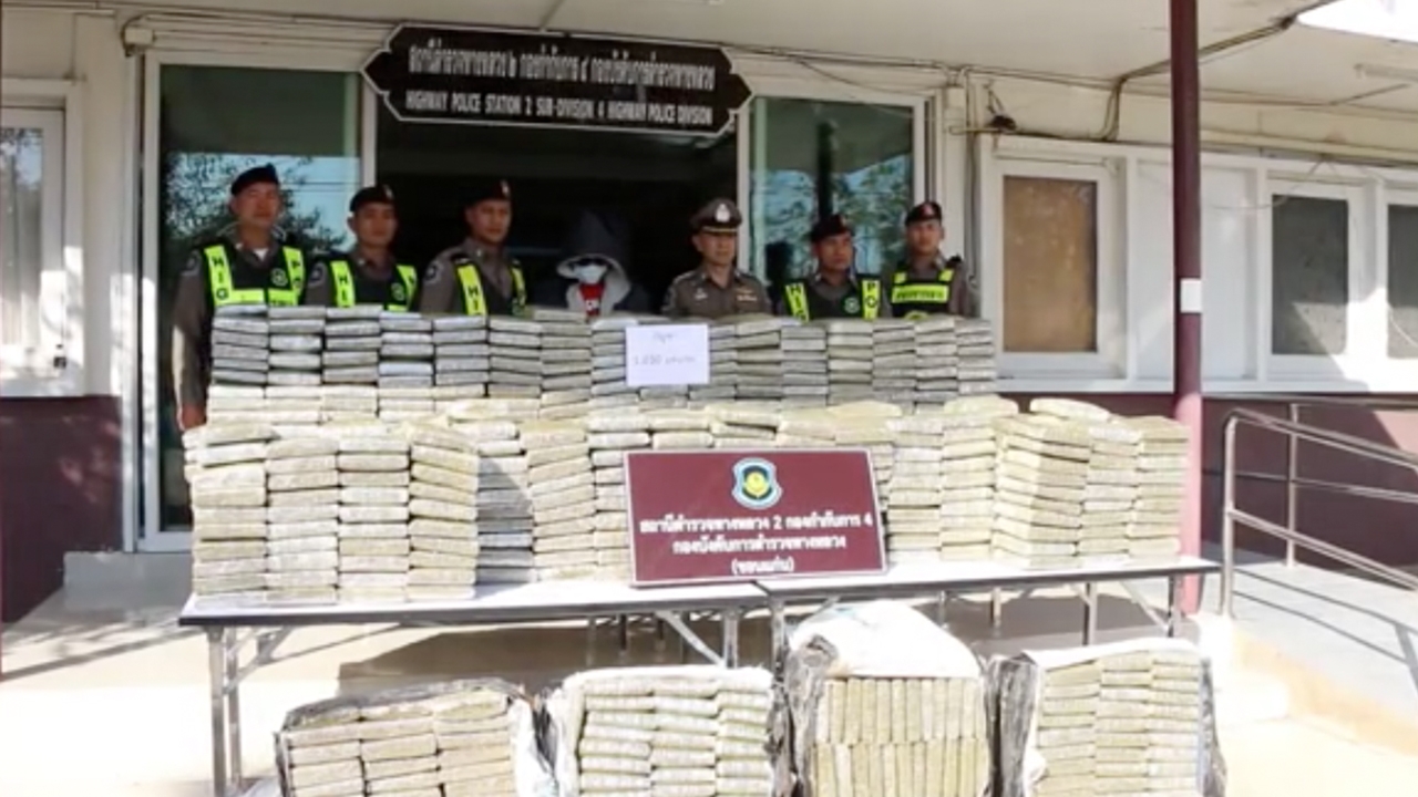 ยึดกัญชาบิ๊กลอต หนักกว่า 1 ตัน รับทำหลายครั้ง ขนปนปุ๋ยคอกตบตาตำรวจ  