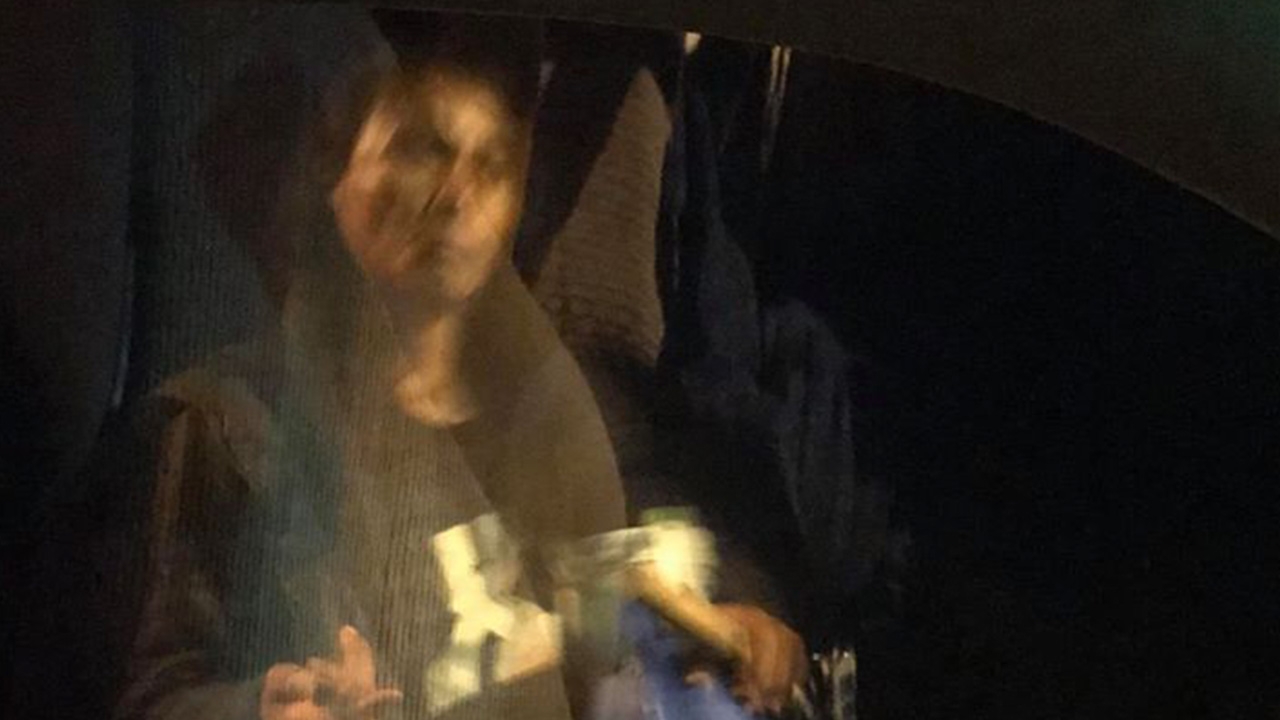 นั่งเล่นริมทะเลไม่ปลอดภัย ป้าโรคจิตใช้มีดจี้ เจอสาวถีบสวน ขับรถหนีตาย