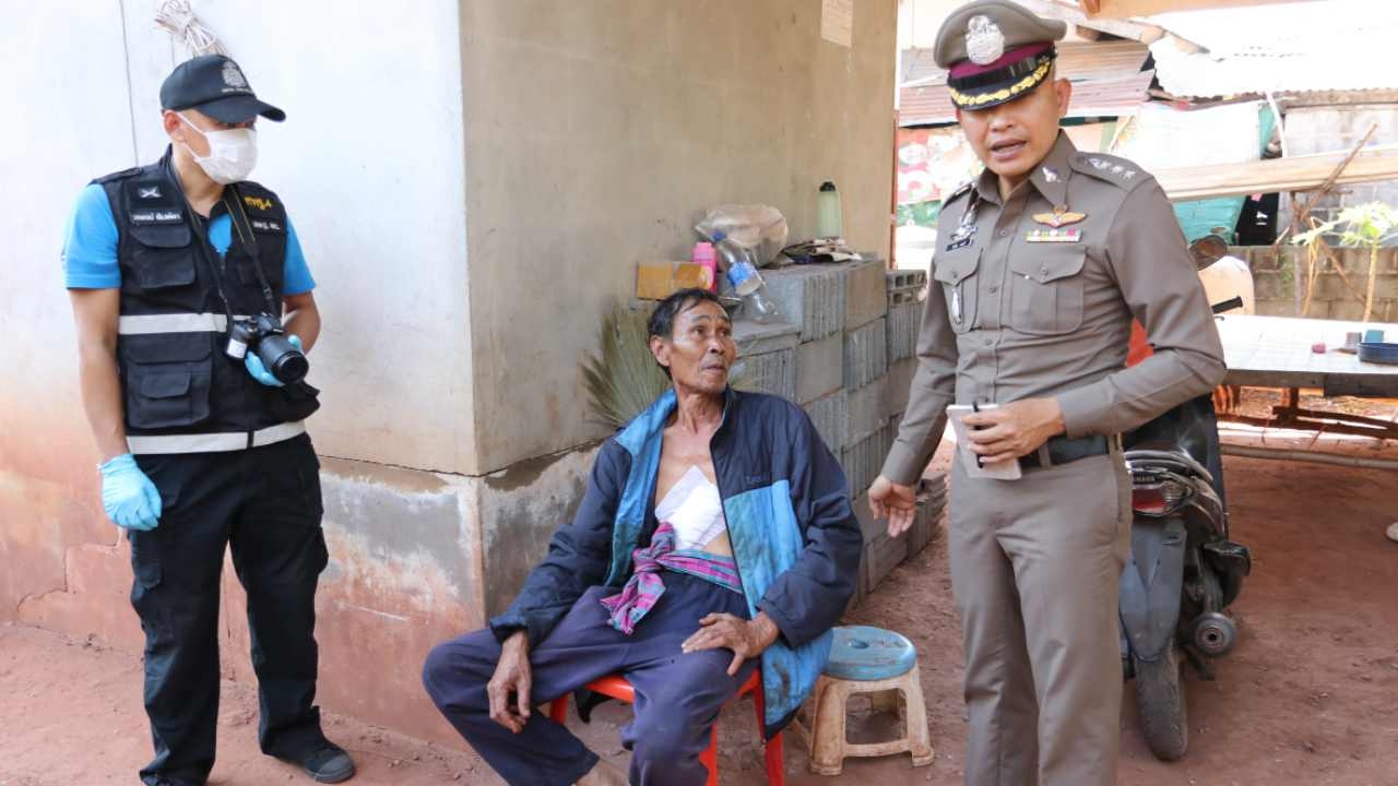 สยอง ลูกคลั่งขาดยา แทงแม่ แทงพ่อ ก่อนจ้วงอกตัวเองดับคาบ้าน 