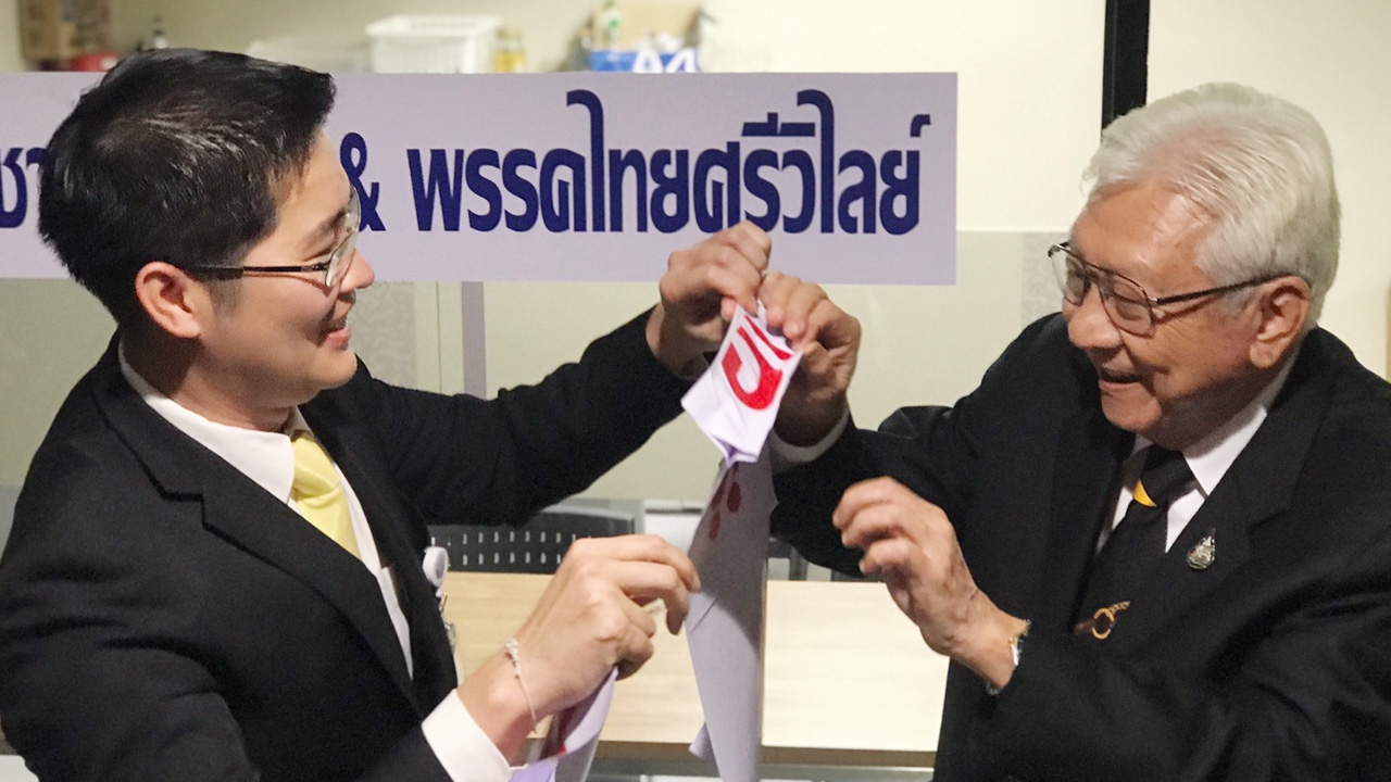 "มงคลกิตติ์" ควง "พิเชษฐ" ลอกป้าย “ฝ่ายค้านอิสระ” หน้าห้องทำงานสภา 