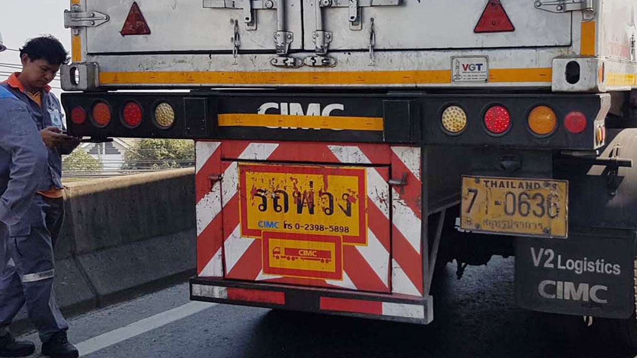 หนุ่มใหญ่ซิ่งจยย.มุดกลางรถบรรทุกพ่วง เสียหลักล้มถูกล้อทับดับอนาถ